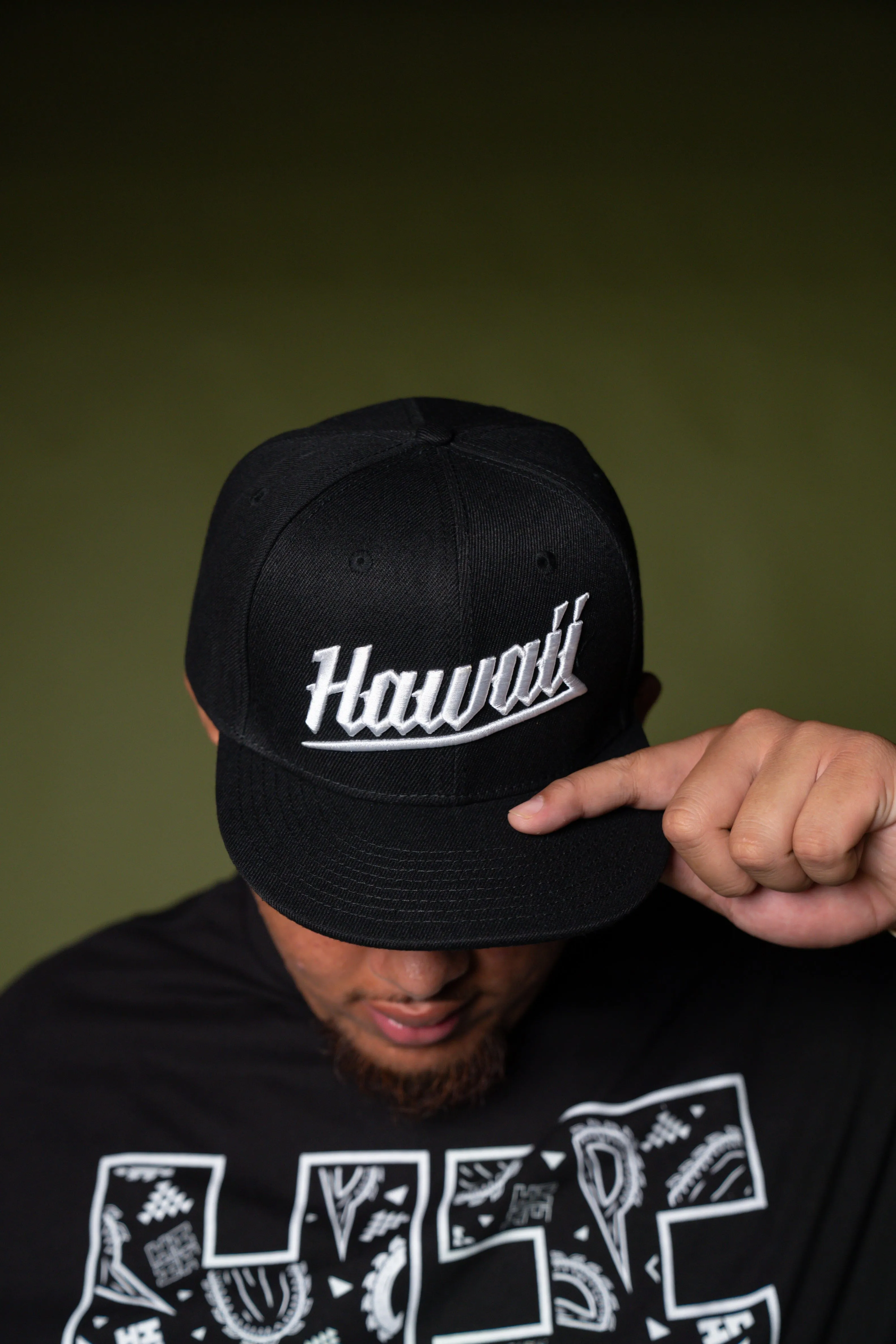 BLACK & WHITE HAWAII SLANT HAT